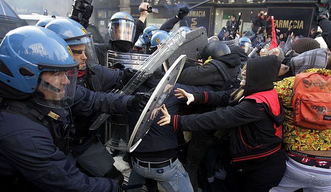 Monti obljubil zagon gospodarstva, po državi protesti proti "vladi bankirjev"