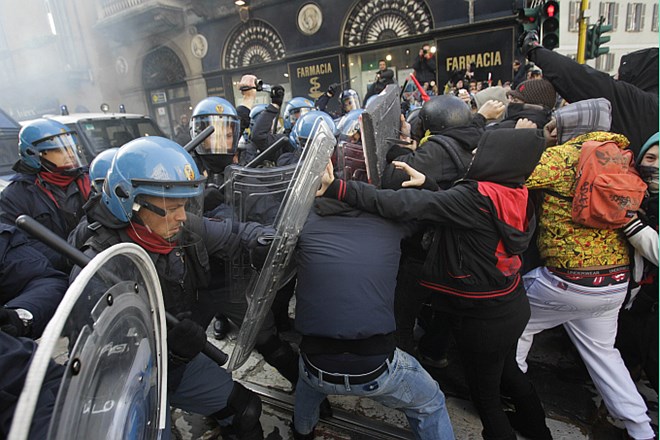 Monti obljubil zagon gospodarstva, po državi protesti proti "vladi bankirjev"