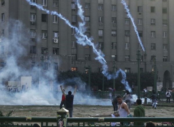 Foto: Na Tahrirju spopad policistov in nekaj tisoč protestnikov