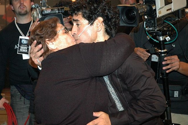 Diego Maradona, najstarejši od treh sinov, je bil z materjo zelo povezan.