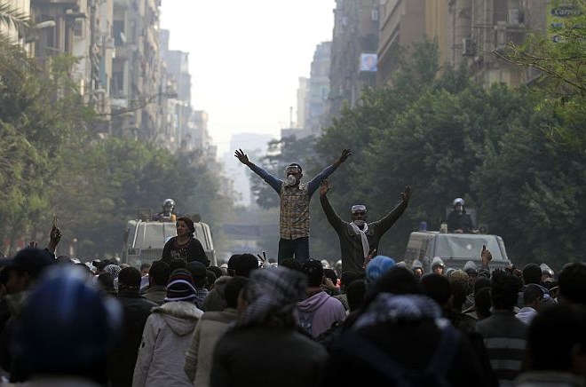Spopadi na Tahrirju: Varnostne sile na protestnike z gumijastimi naboji