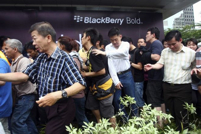 Foto: Novi blackberry na ulicah Indonezije povzročil pravi kaos: Nanj čakalo več tisoč ljudi
