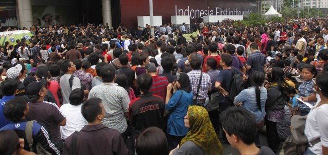 Foto: Novi blackberry na ulicah Indonezije povzročil pravi kaos: Nanj čakalo več tisoč ljudi