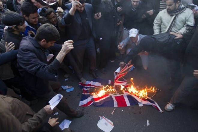 "Smrt Britaniji": Jezni študenti vdrli na britansko veleposlaništvo v Teheranu