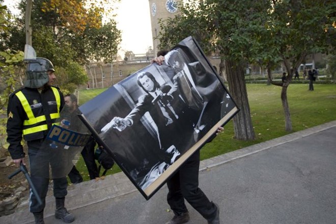 "Smrt Britaniji": Jezni študenti vdrli na britansko veleposlaništvo v Teheranu