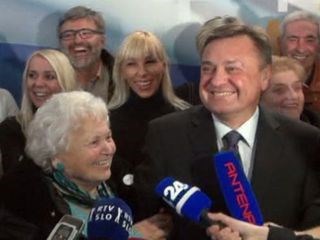 Predsednik Pozitivne Slovenije Zoran Janković je očitno zmagovalec državnozborskih volitev. V štabu mu je čestitala tudi...