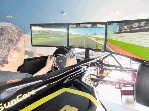 Simulator: Hitrost in varna vožnja z roko v roki?