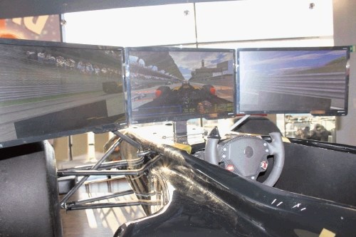 Simulator: Hitrost in varna vožnja z roko v roki?