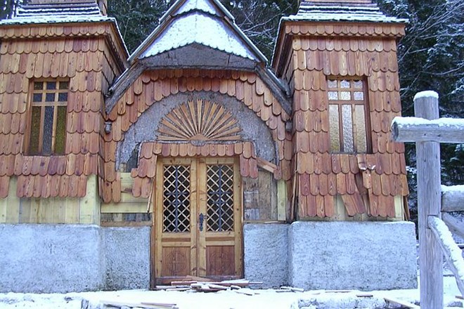 Neznanci so na Ruski kapelici odstranili bakreno zaščito, ki jo je ščitila dober meter od tal okrog celotne stavbe, pri tem...
