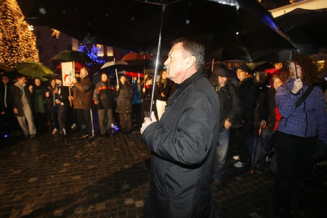 Foto in video: Na Prešernovem trgu okoli 50 protestnikov v trenirkah