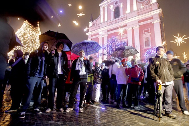 Foto in video: Na Prešernovem trgu okoli 50 protestnikov v trenirkah