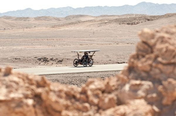 Foto: Dirka futurističnih vozil na sončno svetlobo v čilski puščavi Atacama