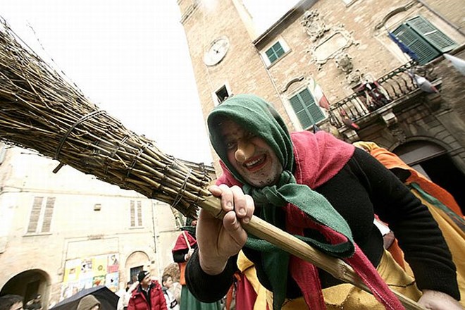 "La Befana" je grda čarovnica, ki jaha metlo med t. i. festivalom Razodetja pa po ulicah italijanskega mesta Urbania obdaruje...