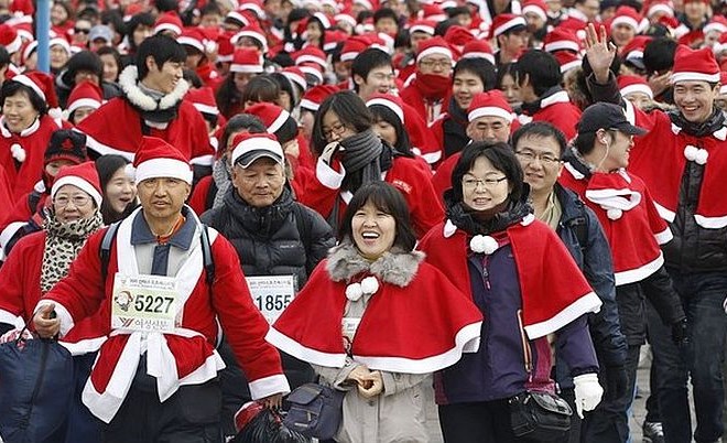 V japonskem Kjotu dan pred božičem poteka tradicionalni "Božičkov maraton". Podobni maratoni sicer potekajo tudi drugod po...