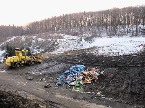 Čeprav deponija v  Globokem nima  okoljevarstvenega  dovoljenja,  trebanjska  komunala vanjo   še vedno odlaga  smeti. Če...