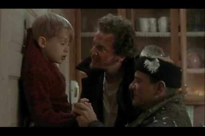 V prizoru, ker tatova ujameta Kevina in ga Harry (Joe Pesci) ugrizne v prst, je Pesci Macaulayja resnično ugriznil - in sicer...