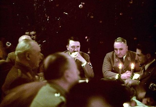 Foto: Hitler na božični večerji, Judje v taboriščih