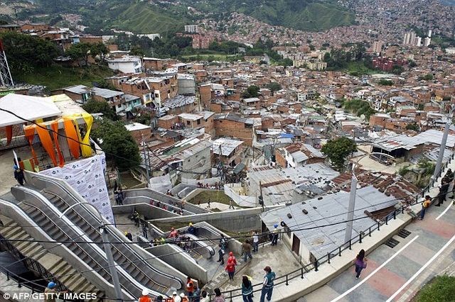 Foto: Revna favela v Kolumbiji dobila tekoče stopnice