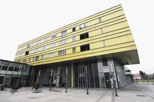 Borut Pahor je v Ljubljani solastnik stanovanja v zgradbi na Cesti v Mestni log  5.