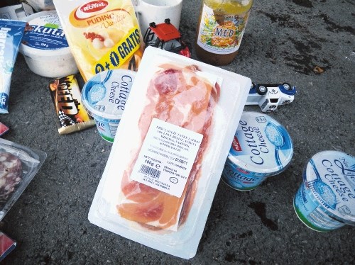 Med mešanimi komunalnimi odpadki so se znašli tudi še v embalažo zapakiran   pršut in suha salama, sir, jajca, jogurti, kava,...