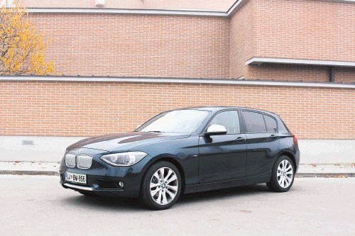 Novi BMW serije 1 navdušuje z odličnimi voznimi lastnostmi, manj pa s serijsko opremo in zasoljenimi cenami dodatne.