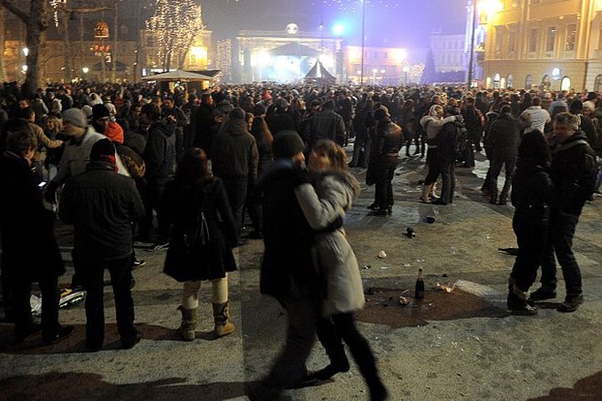Foto: Na ljubljanskih ulicah silvestrovalo 50 tisoč ljudi