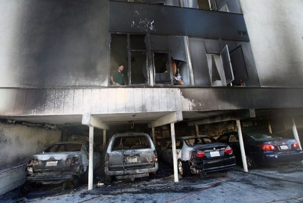 Požar v dvonadstropnem stanovanjskem kompleksu 30. decembra.