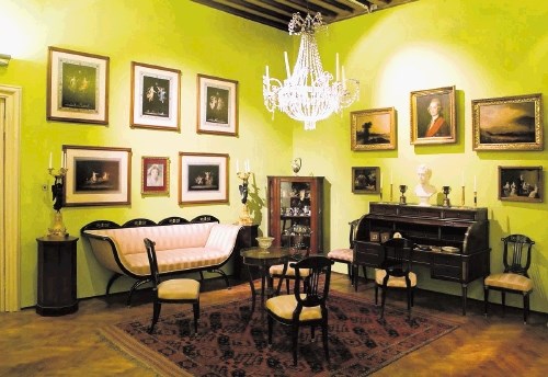 Na vogalu palače je Karlova soba. V njej o njem priča le  njegov portret, posteljo so si namreč po smrti zaželeli njegovi...