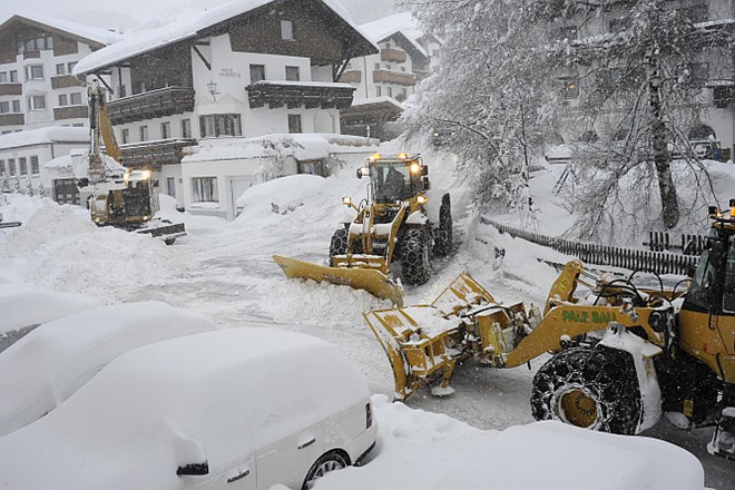 Na zahodu Avstrije očistili ceste; v Cordovi zapadlo več kot pet metrov snega