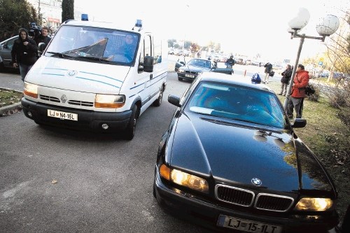 Italijana so na sodišče in z njega pripeljali z blindiranim  vozilom v spremstvu številnih policijskih civilnih avtomobilov....