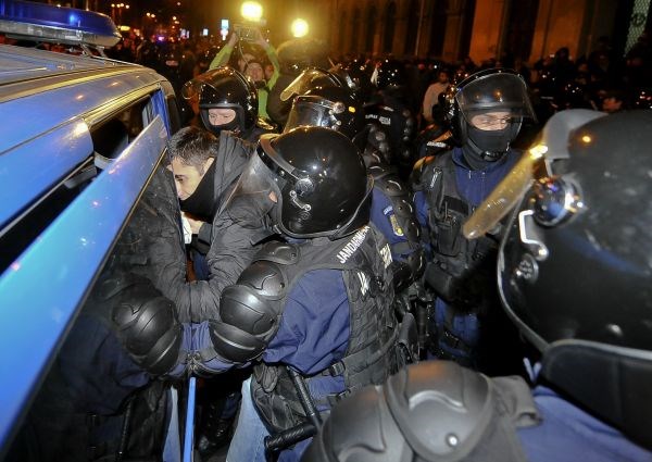 Foto: Nasilni spopadi med protestniki in policijo, ki je uporabila solzivec