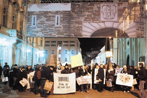 Večer uradnega odprtja Evropske prestolnice kulture je zaznamoval tudi protest Civilne iniciative za živali na Grajskem trgu,...