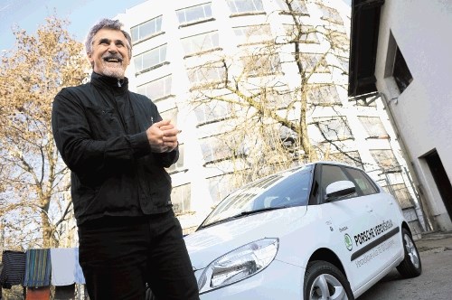 Vodja zavetišča za brezdomce Boris Kosec ob novem avtomobilu, ki ga je zavetišču podarilo podjetje GlaxoSmithKline.