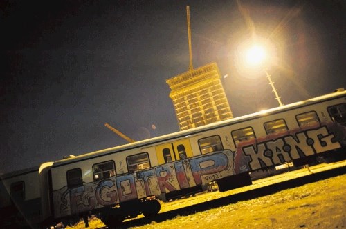 Z grafiti je porisana velika večina potniških vlakov v lasti Slovenskih železnic. Za čiščenje vsakega posameznega vagona bi...