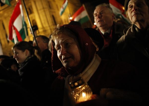 "Bog reši Orbana": Premierju naklonjeni novinarji z množico v podporo vladi