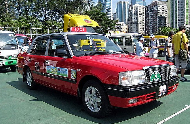 Osnovne barve taksijev v Hongkongu so rdeča, zelena in modra, cene so nizke, vozniki pa so pripravljeni voziti tudi v toči.