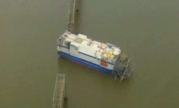Foto: Ladja, ki je prevažala dele vesoljske rakete, trčila v jeklen most v Kentuckyju