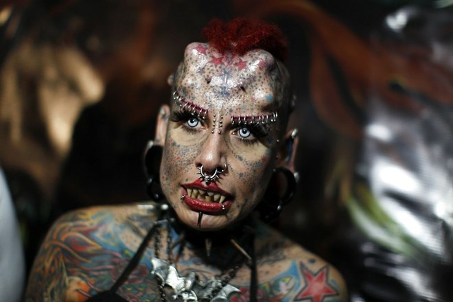 Foto: Vampirji, visenje na žicah in vsemogoči silikonski vsadki na sejmu tetovatorstva v Venezueli