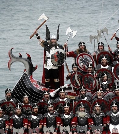 Foto: Vikingi včeraj spet zavzeli škotski otok Shetland