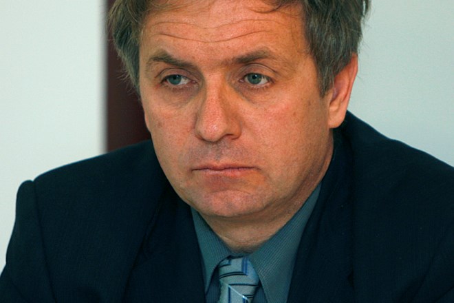 Aleš Hojs, minister za obrambo: Nekdanji član uprave Darsa je v stranki NSi zadolžen za področje gospodarstva, prometa,...