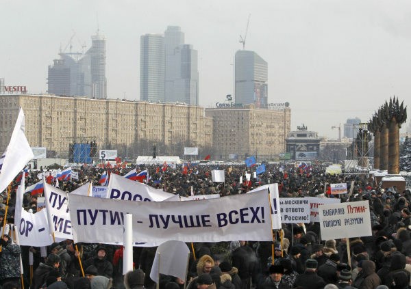 Več kot 150.000 ljudi na ulicah Moskve v podporo in proti Putinu