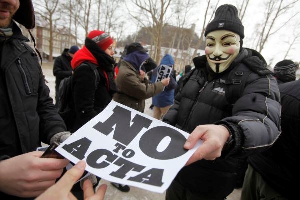 Foto: Proti Acti protestiralo 3000 ljudi, Anonimni potrdili napad na NLB