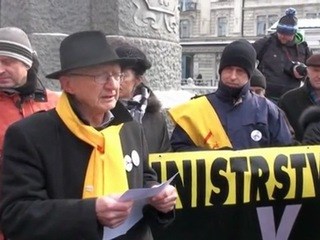 Veliko ostrih besed je bilo danes izrečenih politikom na protestni akciji ob Prešernovem spomeniku, ki ga je organiziral...