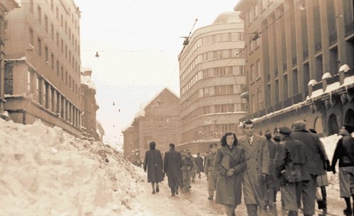Prebivalci Stare Ljubljane so se  z ene  strani ulice na drugo lahko prebili  izključno  po snežnih rovih.