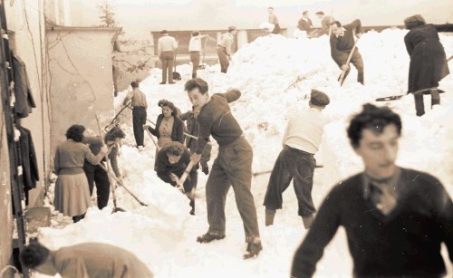 Za kidanje snega je bila v prestolnici uvedena splošna mobilizacija.