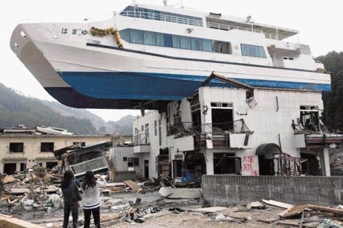 Razdejanje po lanskem cunamiju na Japonskem.