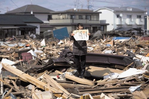 V kategoriji ljudje v novicah je prvo nagrado dobila fotografija razdejanja po cunamiju. Chieko Matsukawa je med razbitinami...