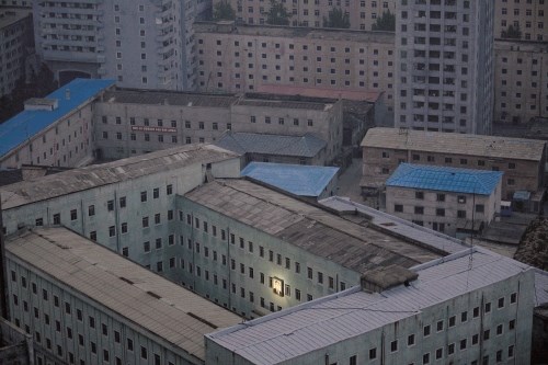 Preminuli ustanovitelj Severne Koreje Kim Il Sung je edina svetla točka v turobnem  in sivem Pjongjangu na fotografiji...