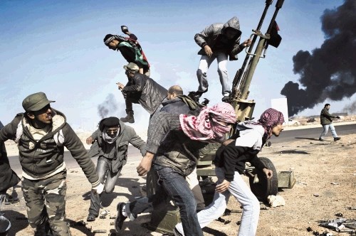 Uporniki v libijskem Ras Lanufu. Fotografija je prejela prvo nagrado v kategoriji  novičarska fotografija.