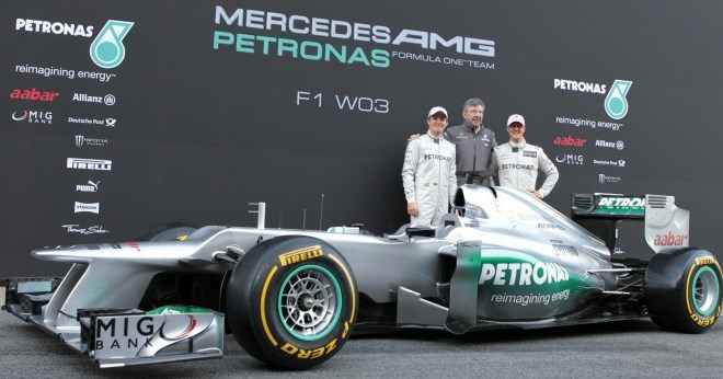 Pri Mercedesovem dirkalniku izstopa predvsem sprednji del, ki je bolj grbaste oblike.